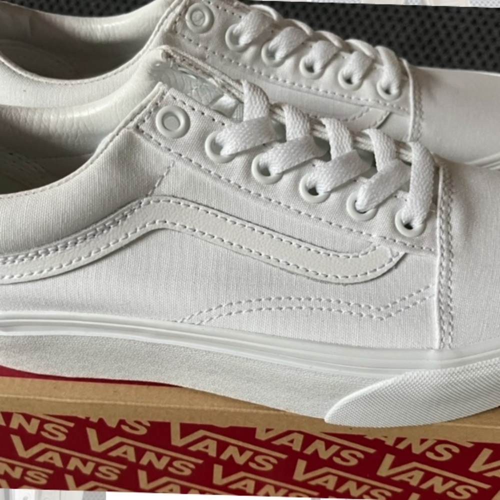 New in Box Women’s Vans White Canvas Sneakers with Rubber Soles size 7.5 - Picture 3 of 5